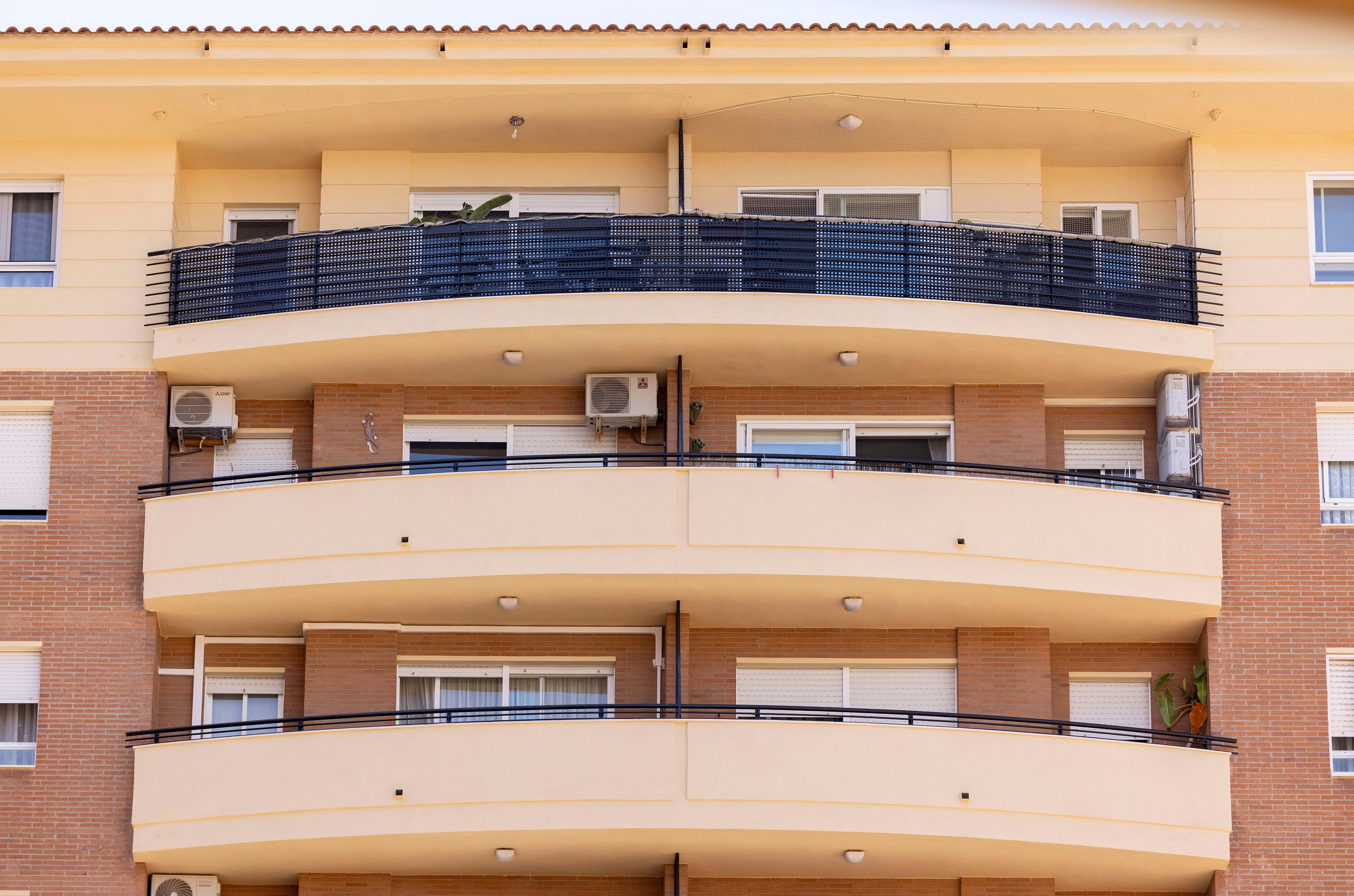 Localizan el cadáver de un hombre en la nevera de un piso de Castellón en medio de un operativo policial por un delito de agresión sexual