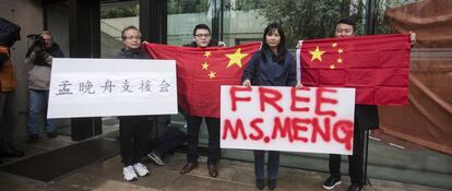 Un peque&ntilde;o grupo de personas se manifiesta en apoyo a Meng Wanzhou, directora financiera de Huawei durante su vista en Vancouver.