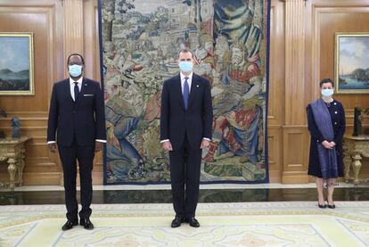 El rey Felipe VI recibió este miércoles en el Palacio de La Zarzuela al embajador de Etiopía, Henock Teferra Shawl, quien le presentó las cartas credenciales en la primera ceremonia de estas características desde la alerta sanitaria.