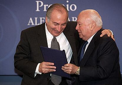 Jesús de Polanco, presidente del Grupo PRISA, entrega el Premio Alfaguara a Tomás Eloy Martínez.