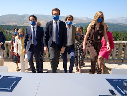 El presidente del PP, Pablo Casado, en el centro, junto miembros destacados del partido, antes de celebrarse el Comité de Dirección en el Parador de Gredos (Ávila).