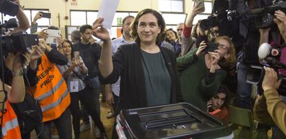 Ada Colau vota en el referéndum por la independencia de Cataluña.