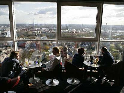 Vista sobre la ciudad de Riga, la capital de Letonia, a la que se llega desde el año pasado con vuelos de bajo coste que despegan desde seis aeropuertos españoles.