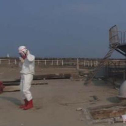 Un trabajador en la planta de Fukushima.