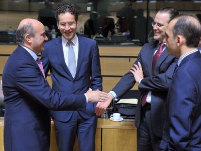 El ministro de Economía, Luis de Guindos, saluda a otros responsables de Finanzas en la cumbre de Luxemburgo. / nicolas bouy (efe)
