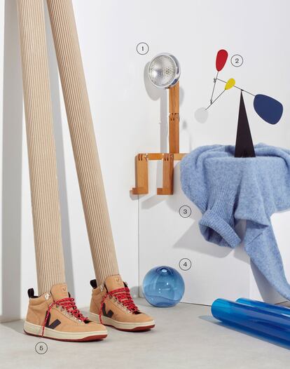 <b><p>Con mucho arte</b></p> 1. Lámpara de mesa en madera Mr. Wattson (129 euros). 2. Escultura móvil en aluminio y acero reciclado de Batavia (120 euros). 3. Jersey azul de cuello cisne de American Vintage (155 euros). 4. Bola redonda de decoración de Natuzzi (190 euros). 5. Zapatillas abotinadas de Veja (165 euros).