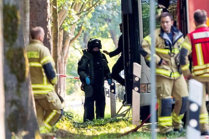 Efectivos de cuerpos de seguridad trabajan en el lugar donde doce personas resultaron heridas, dos de ellas de gravedad, en un ataque cometido por un hombre armado con un cuchillo en un autobús urbano, en la ciudad alemana de Lübeck, el 20 de julio del 2018.