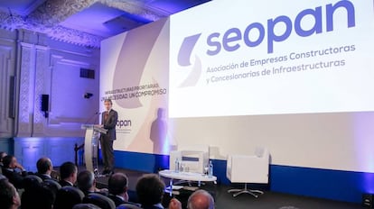 El ministro de Fomento, Iñigo de la Serna, asiste a una jornada de Seopan en Madrid..