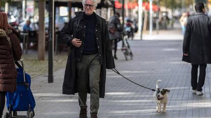 Gallardo (con gabardina y con su perrita Cala), a diferencia de Rubianes, sí tiene algo de Tintín.