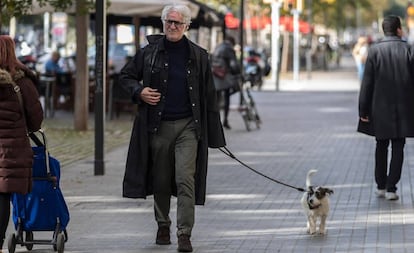 Gallardo (con gabardina y con su perrita Cala), a diferencia de Rubianes, sí tiene algo de Tintín.