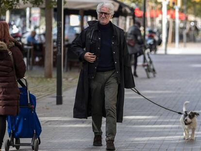 Gallardo (con gabardina y con su perrita Cala), a diferencia de Rubianes, sí tiene algo de Tintín.