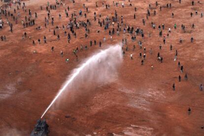 Imagen suministrada por la Gendarmería marroquí de su intervención en el campamento de Agdaym Izik.