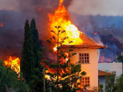 A house burns due to lava from the eruption of the volcano in La Palma.