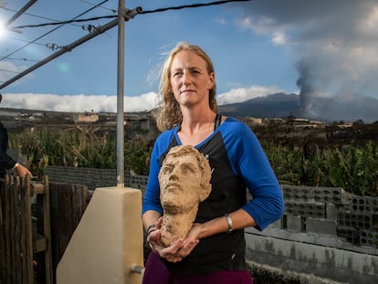 Lena posa junto al busto con el rostro de su padre, que consiguió salvar de la casa antes de que la enterrase la lava.