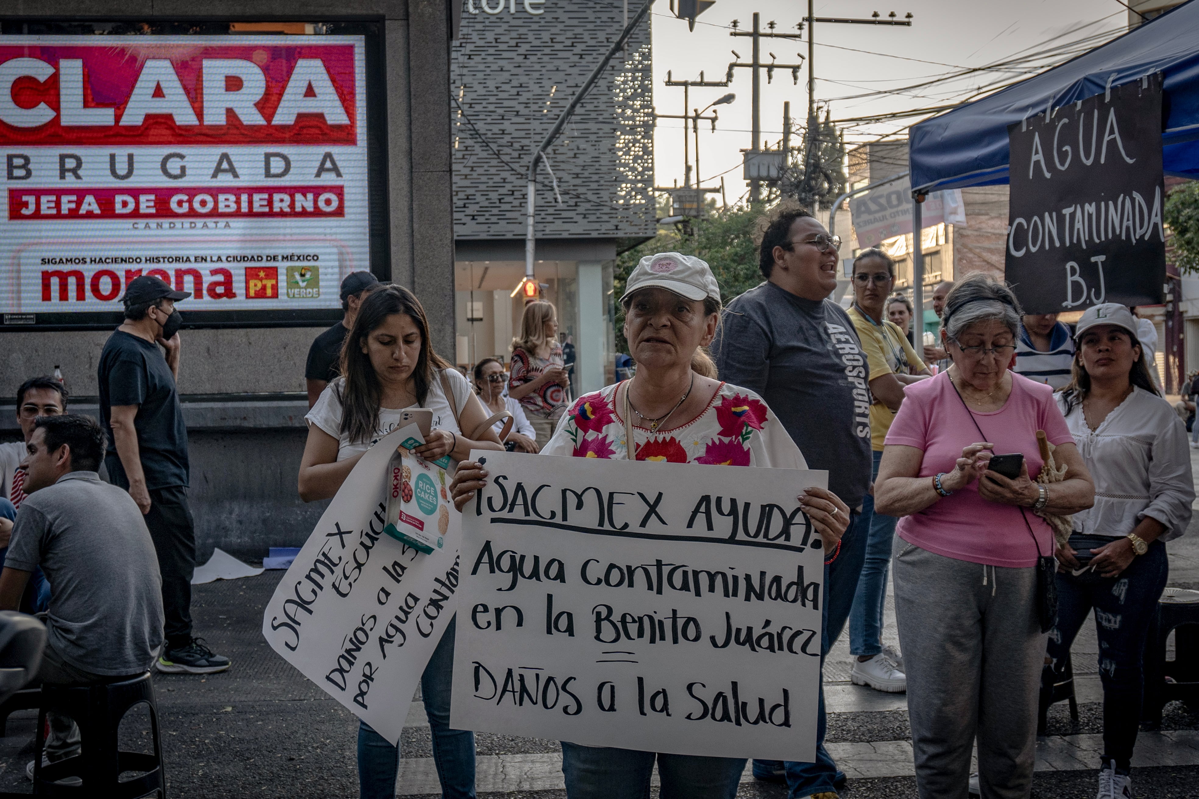 Decenas de vecinos de las colonias de la alcaldía Benito Juárez bloquearon el cruce de las avenidas Insurgentes y Xola para protestar por el agua contaminada que detectaron en sus hogares.