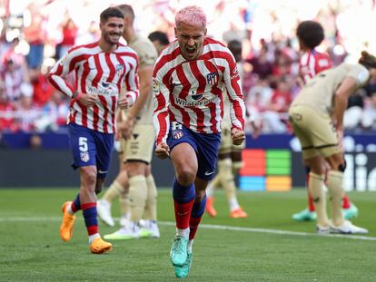 Griezmann celebra el primero de sus dos goles en el Atlético-Almería (2-1) celebrado este domingo en el Civitas Metropolitano.