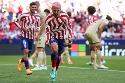 Griezmann celebra el primero de sus dos goles en el Atlético-Almería (2-1) celebrado este domingo en el Civitas Metropolitano.