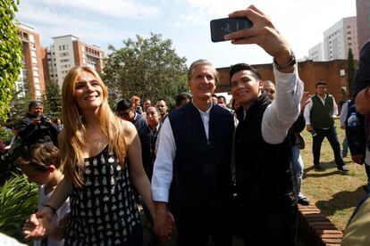 El candidato del PRI para gobernador del Estado de México, Alfredo del Mazo, se hace un 'selfie' junto a un votante de camino a la casilla electoral.