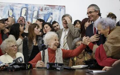 President of Grandmothers of the Plaza de Mayo, Estela de Carlotto (c).