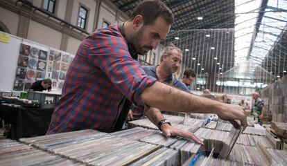 Un visitant a la Fira del Disc de Barcelona.