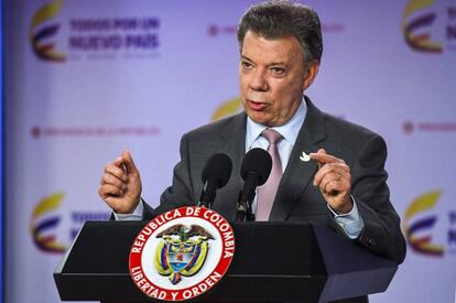 Juan Manuel Santos anuncia el alto el fuego con las FARC hasta final de octubre.