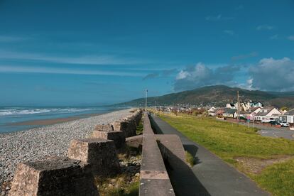 Vista del muro de defensa que recorre la playa de Fairbourne.