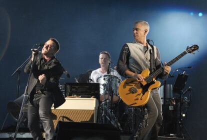 El cantante de U2, Bono, junto a los músicos Larry Mullens Jr. y Adam Clayton (desde la izquierda, en la imagen), durante una actuación del grupo de la gira '360 Degrees Tour' en el Rose Bowl, Pasadena (California).