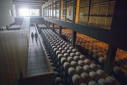 Campo Viejo, obra del arquitecto Ignacio Quemada, en lo alto de un cerro testigo al noroeste de Logro&ntilde;o.