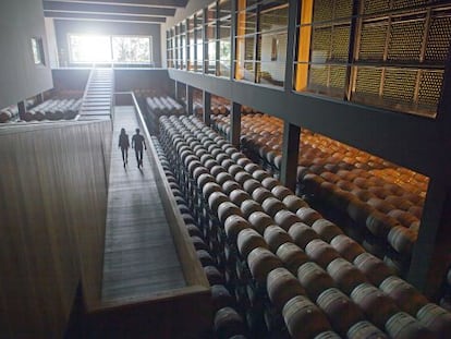 Campo Viejo, obra del arquitecto Ignacio Quemada, en lo alto de un cerro testigo al noroeste de Logro&ntilde;o.