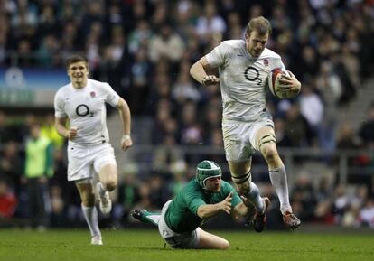 El jugador inglés Tom Croft con Sean O'Brien de Irlanda