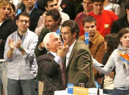 José Luis Baltar se abraza a Alberto Núñez Feijóo, ayer en Santiago, en la convención municipal del Partido Popular.