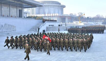 Una unidad de soldados del ejército popular de Corea del norte a participar en un desfile en honor del fallecido a jurar Kim Jong Il en el Palacio Kumsusan del sol.