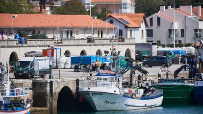 El barco gallego del que un pescador cayó al mar y se encuentra desaparecido, ayer, amarrado en San Vicente de la Barquera.