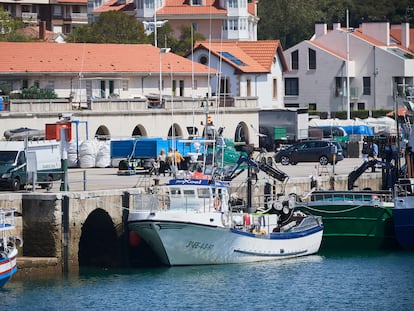 El barco gallego del que un pescador cayó al mar y se encuentra desaparecido, ayer, amarrado en San Vicente de la Barquera.