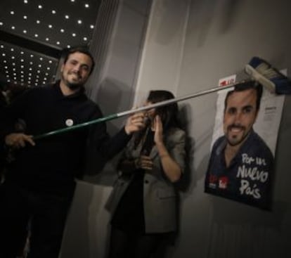 Alberto Garzón con uno de sus carteles electorales esta noche.