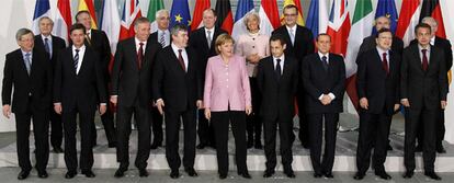 Los participantes en la reunión de Berlín, preparatoria de la cumbre de abril del G20 en Londres, en la fotografía de grupo.