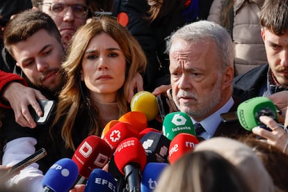 Antonio Camacho, abogado de Begoña Gómez, atiende a la prensa tras la declaración de la esposa del presidente.