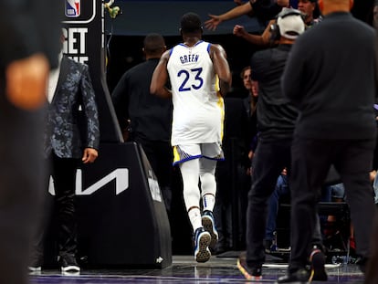 Draymond Green abandona la cancha tras ser expulsado por golpear a Jusuf Nurkic.