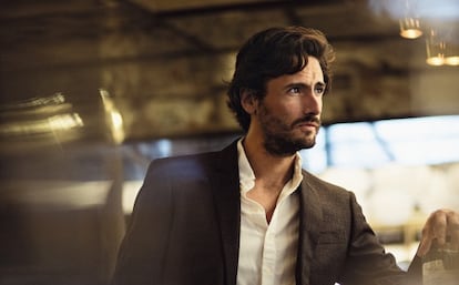 El actor, fotografiado para ICON en el restaurante madrileño Punk Bach, con traje a cuadros Hackett, camisa de algodón Hence y cinturón de ante Caramelo.