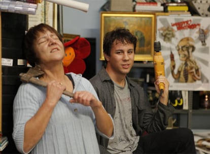 Pilar Miguélez y su hijo, el realizador Javi Camino, en el bajo de su casa, donde rodaron <i>Maldito Bastardo</i>.