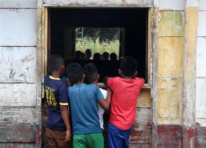 La esperanza de esta aldea son los más pequeños. y no lo tienen nada fácil. El abandono escolar es una triste y brutal realidad del país centroamericano, que en el último año perdió 106.000 niños antes de tiempo. Esta comunidad conoce de cerca estas cifras. Ervin Lionel Caal Caal quería ser maestro, como Blanca Lidia Caso Poou y Yessica Paola Caal. Dani Rubén Ical Chic soñaba con convertirse en policía. Y Alba Floridalma Ical Xol quería ser periodista y narrar las historias de otros. Ninguno pasa de los 16 años y todos se vieron obligados a dejar los estudios durante la pandemia. De los siete alumnos que llegaron a sexto, solo tres continuaron en Secundaria.