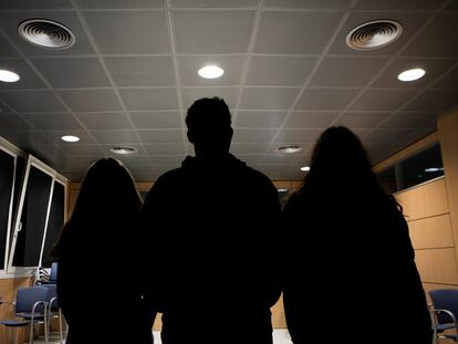 Tres de los menores que participaron en este reportaje en una ciudad indeterminada de España.