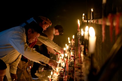 Un grupo de devotos enciende velas a San La Muerte en  Buenos Aires, el 20 de agosto.