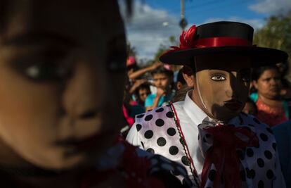 Dos hombres vestidos como personajes tradicionales se preparan para participar en el 'Baile de Negras' de la fiesta de la Virgen de la Candelaria en la ciudad de Diriomo, a unos 45 kilómetros de Managua (Nicaragua).