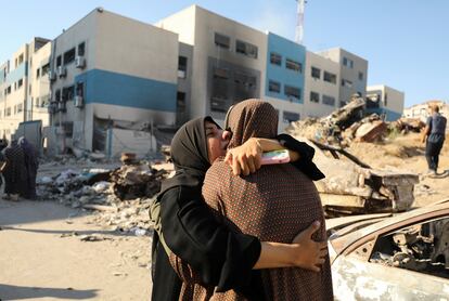 Ciudadanos palestinos en el lugar del ataque israel a una escuela que alberga a personas desplazadas en Ciudad de Gaza este mircoles.