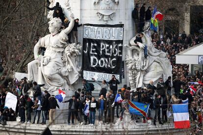 Manifestantes na Praça da República, em Paris.