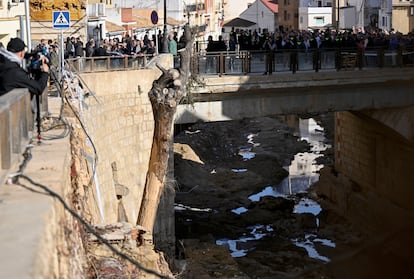 Los Reyes observan los daños en la localidad valenciana de Chiva durante la visita.