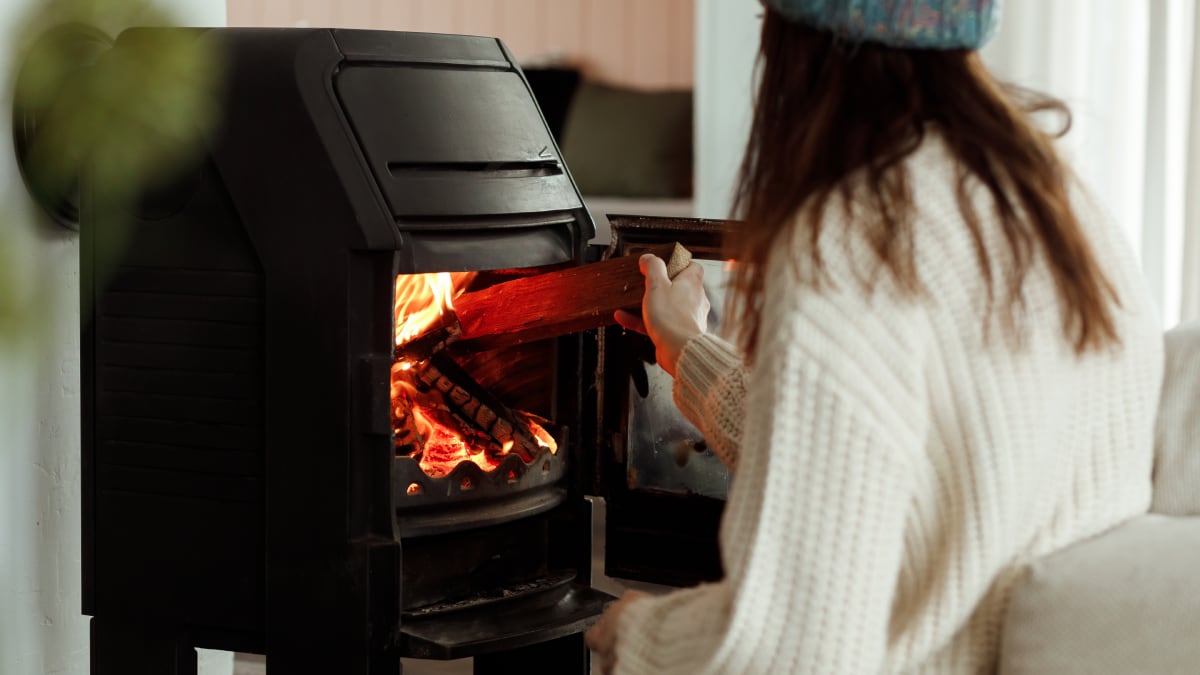 Arden igual de rápido que las piñas y valen muy poco: fichamos el lote de encendedores naturales para la chimenea que arrasa en Amazon
