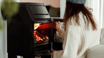 Artículo de EL PAÍS Escaparate que describe las ventajas de usar encendedores naturales para la chimenea