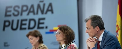 La vicepresidenta primera del Gobierno, Carmen Calvo, la portavoz del Gobierno, María Jesús Montero, y el ministro de Ciencia e Innovación, Pedro Duque, durante la rueda de prensa posterior al Consejo de Ministros.